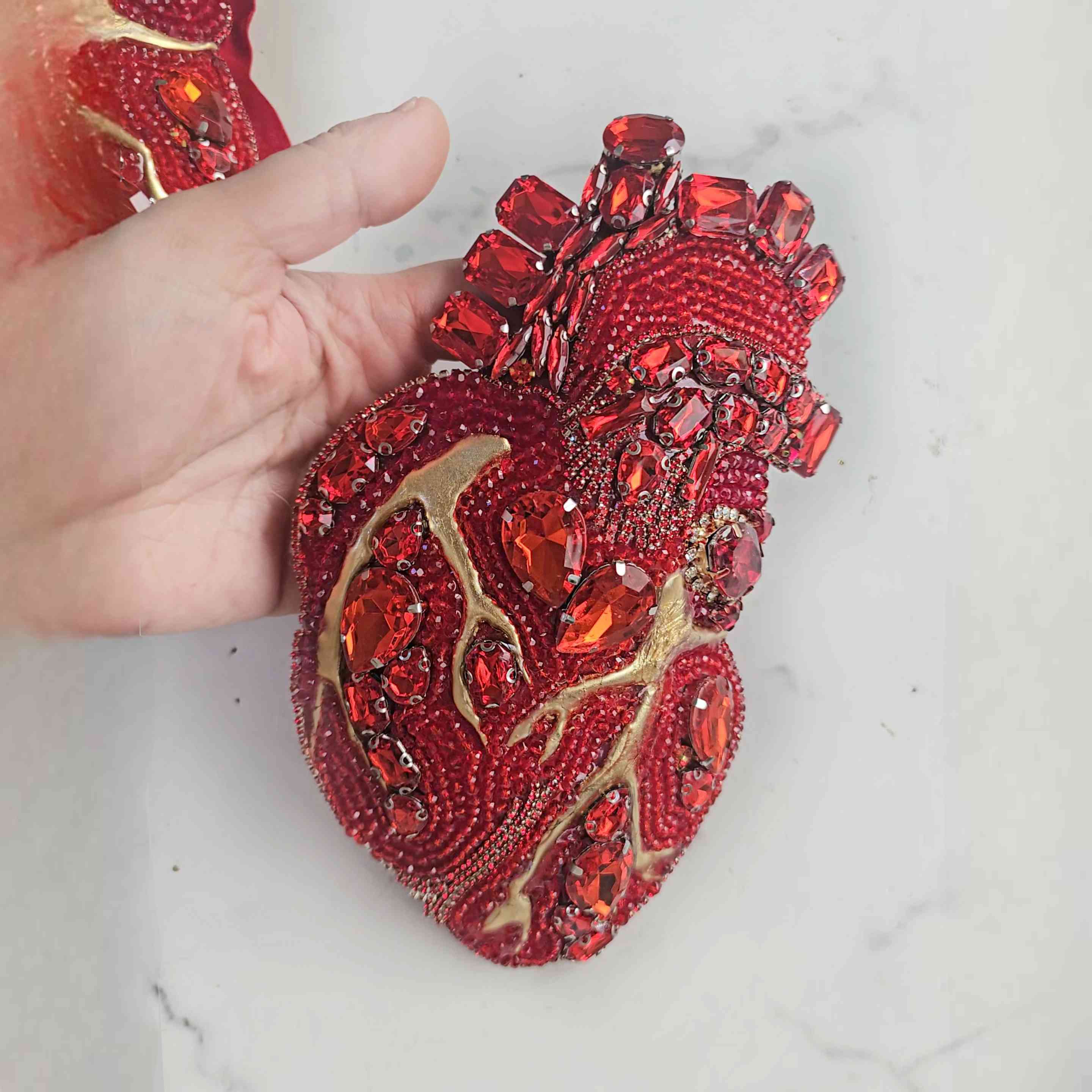 Prendedor Corazón anatómico cristales