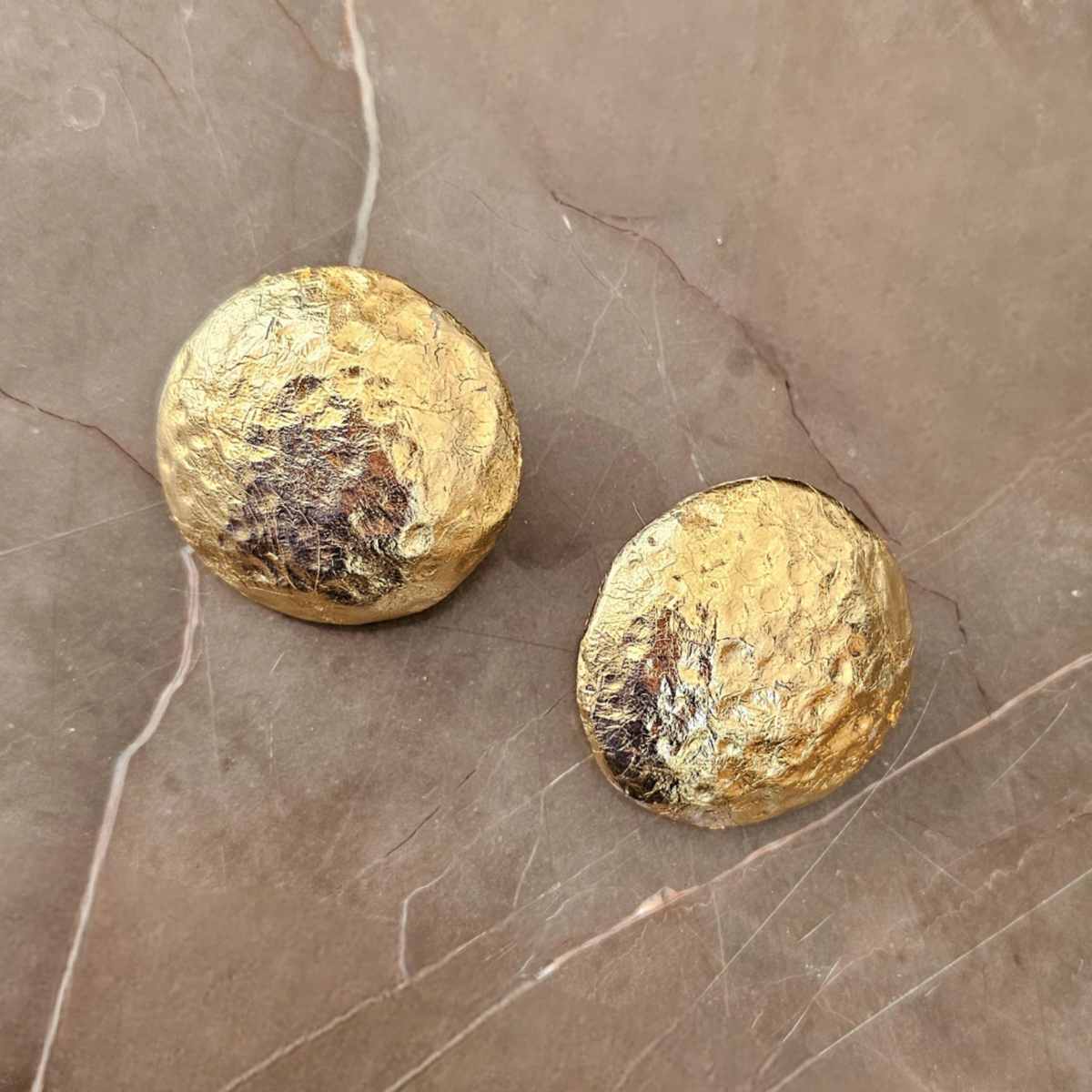 Aretes Mina efecto Martillado Dorado
