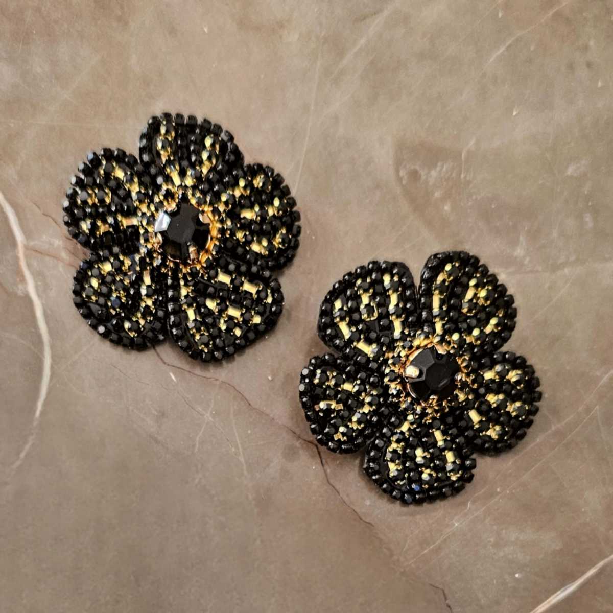 Aretes Flor Cristales Colores Negro