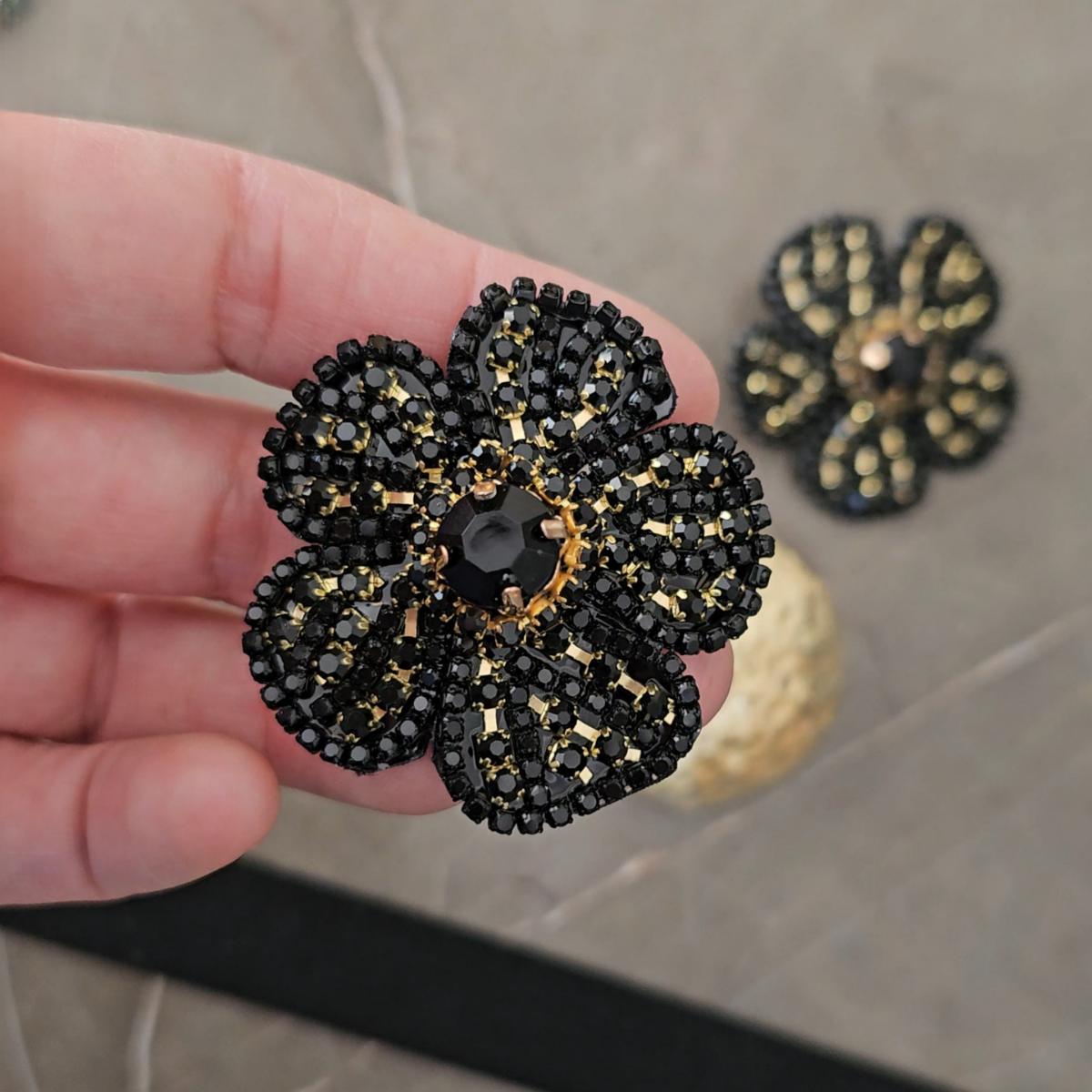 Aretes Flor Cristales Colores Negro