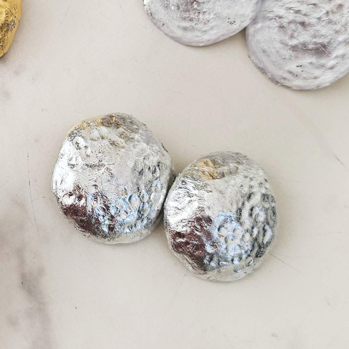 Aretes Mina efecto Martillado Plateado