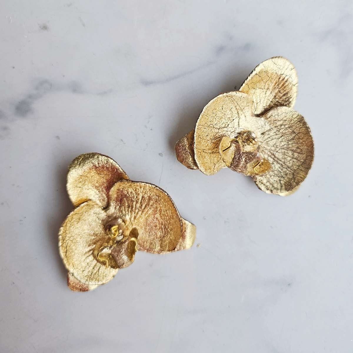 Aretes Orquídea Hoja de Oro 5cm dorados