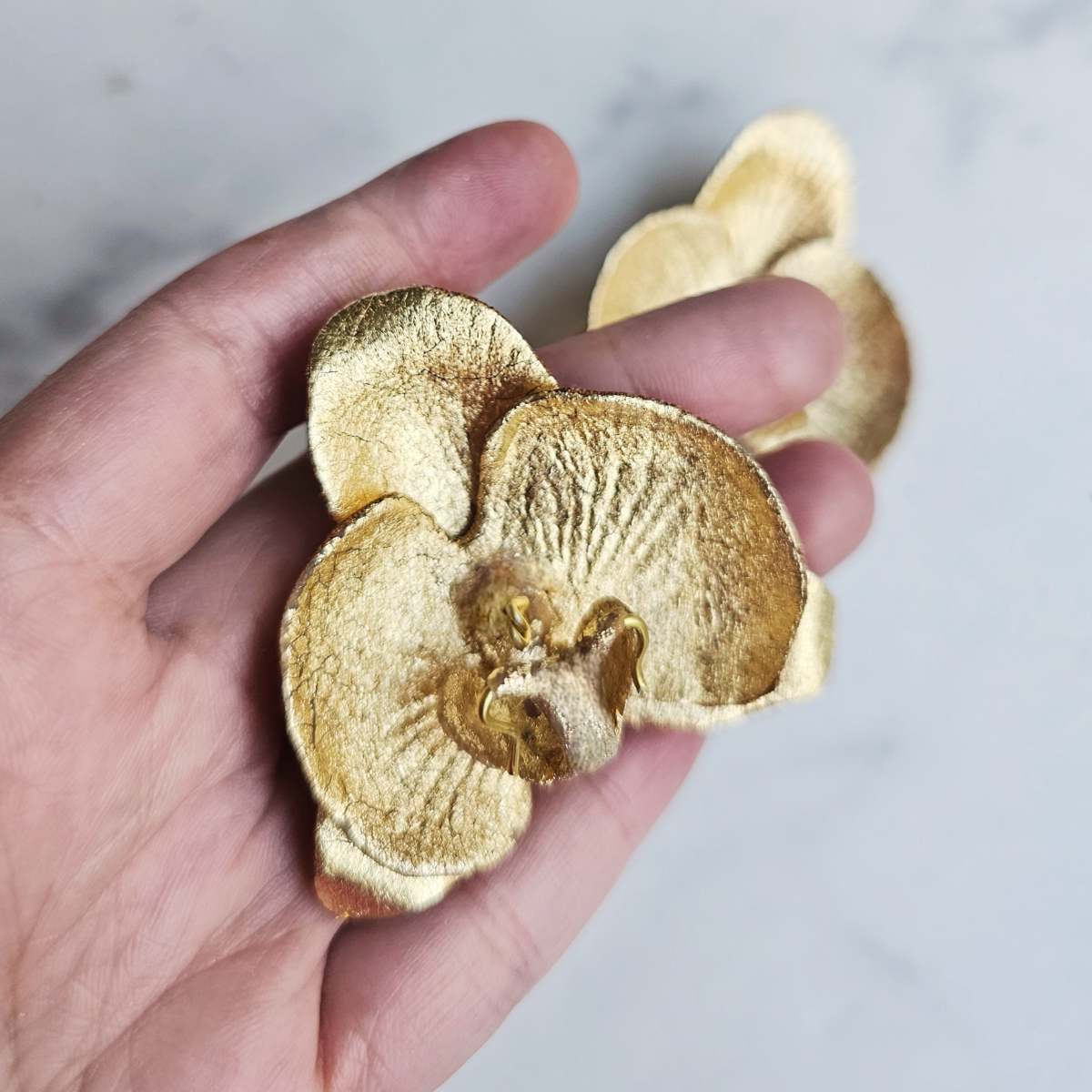 Aretes Orquídea Hoja de Oro 5cm dorados