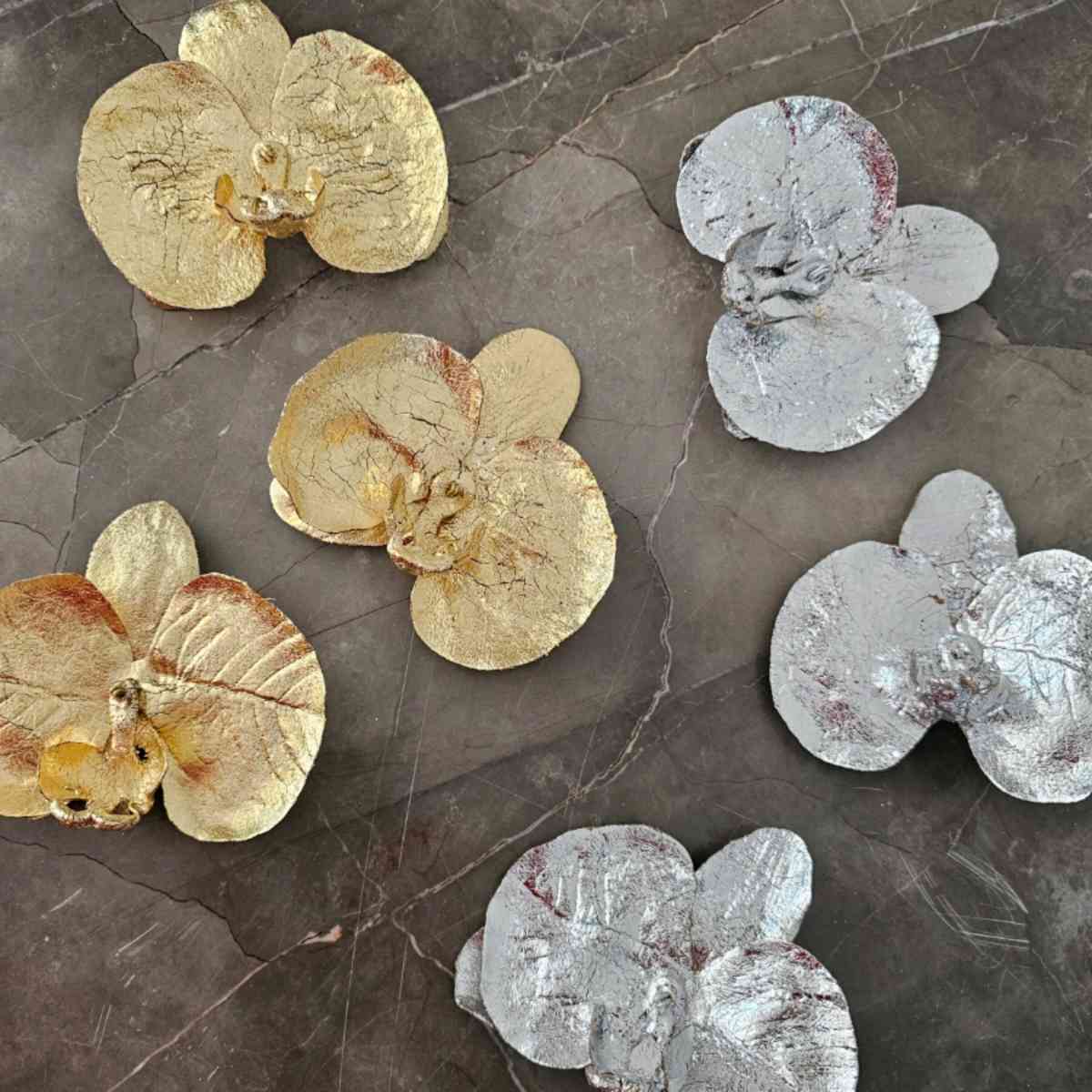 Prendedor Flor Elisa Orquídea Rojo satin aquí