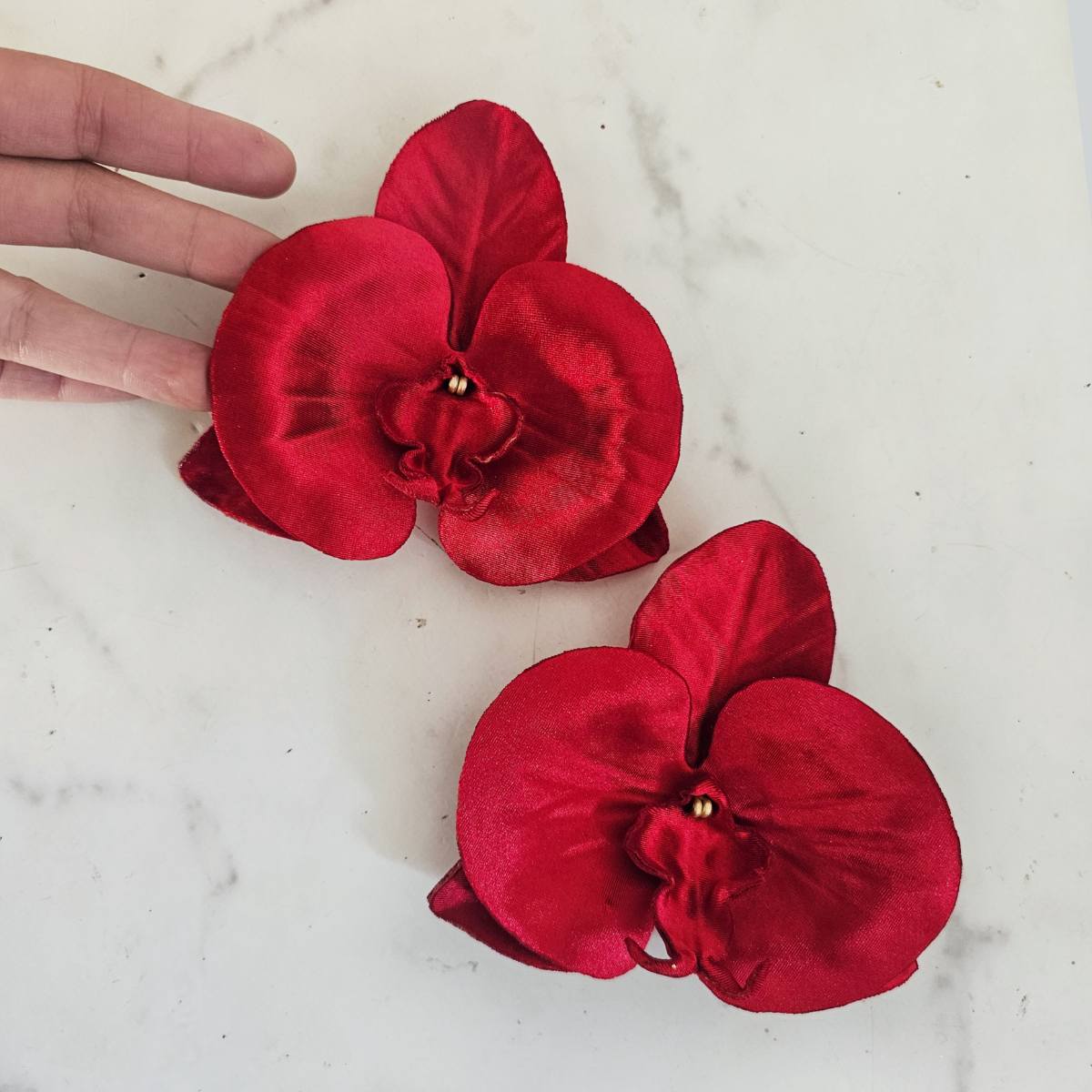 Prendedor Flor Elisa Orquídea Rojo satin aquí