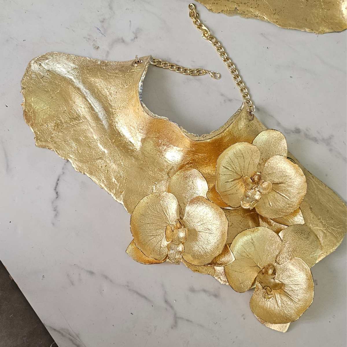 Collar con Orquídeas flexible Atenea Dorado